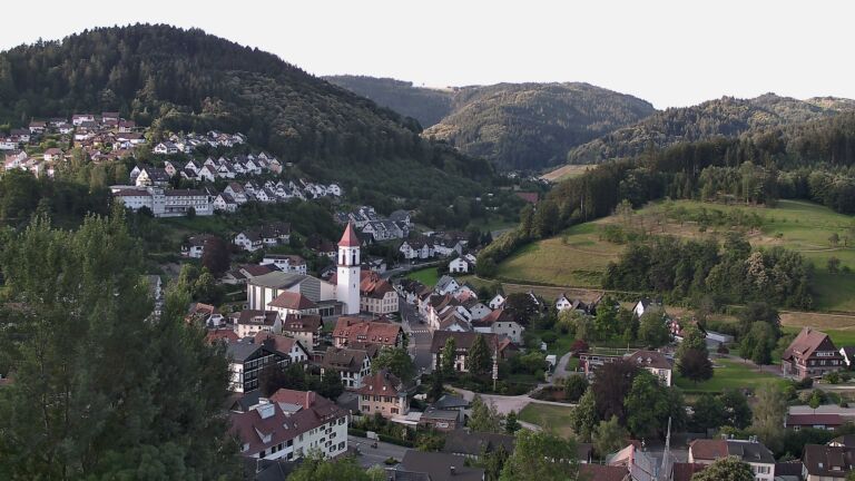 Dieses Bild zeigt eine Webcam-Aufnahme von Ottenhöfen, aufgenommen am Sonntag, den 28.06.2026 um 07:00 Uhr