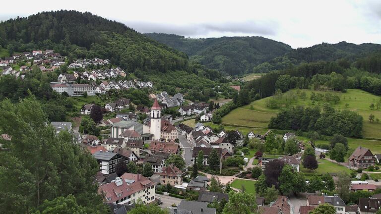 Dieses Bild zeigt eine Webcam-Aufnahme von Ottenhöfen, aufgenommen am Freitag, den 05.06.2026 um 08:10 Uhr