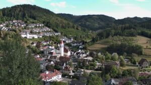 Dieses Bild zeigt eine Webcam-Aufnahme von Ottenhöfen, aufgenommen am Sonntag, den 30.08.2026 um 18:00 Uhr