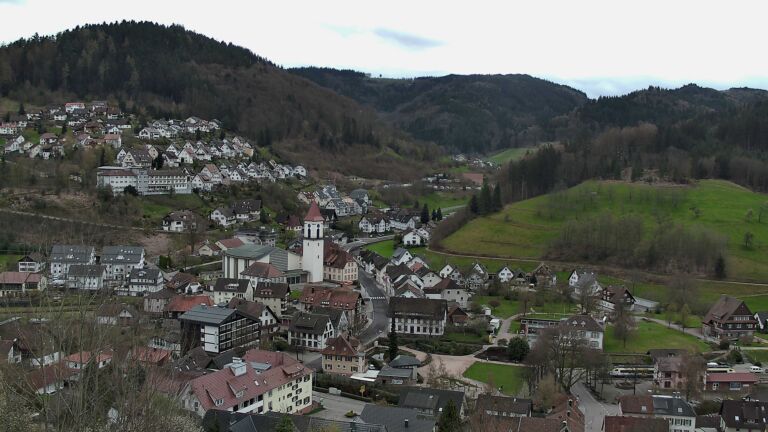 Dieses Bild zeigt eine Webcam-Aufnahme von Ottenhöfen, aufgenommen am Samstag, den 04.04.2026 um 17:30 Uhr