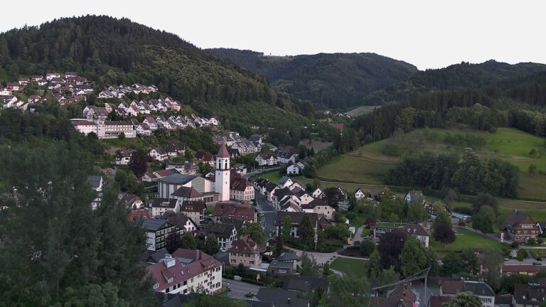 Dieses Bild zeigt eine Webcam-Aufnahme von Ottenhöfen, aufgenommen am Montag, den 15.06.2026 um 20:20 Uhr