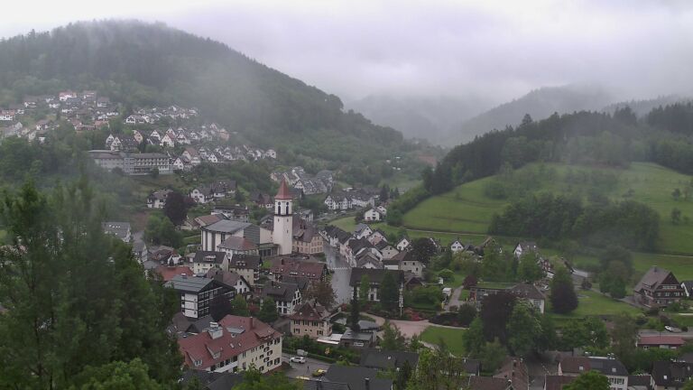 Dieses Bild zeigt eine Webcam-Aufnahme von Ottenhöfen, aufgenommen am Montag, den 11.05.2026 um 17:10 Uhr