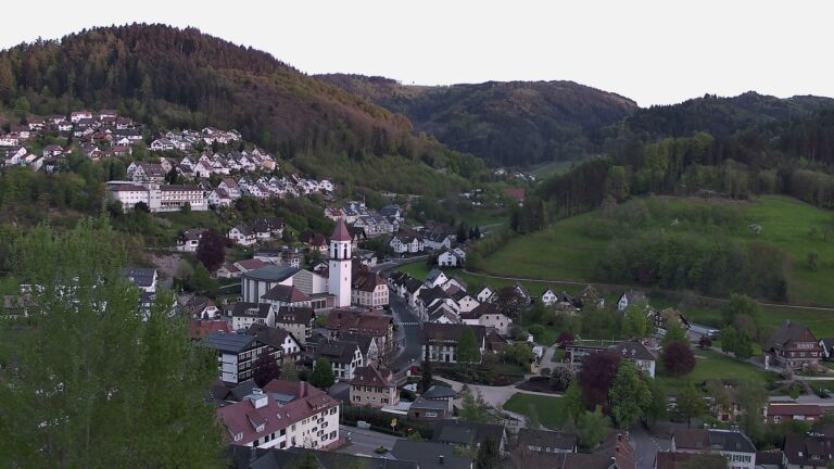 Dieses Bild zeigt eine Webcam-Aufnahme von Ottenhöfen, aufgenommen am Sonntag, den 26.04.2026 um 20:10 Uhr
