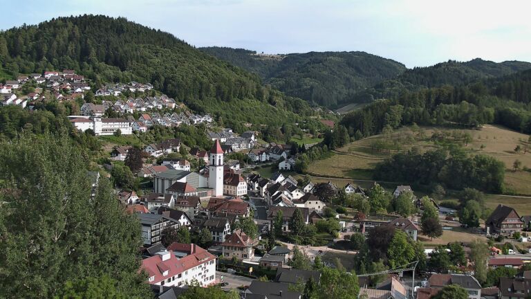 Dieses Bild zeigt eine Webcam-Aufnahme von Ottenhöfen, aufgenommen am Samstag, den 25.07.2026 um 18:30 Uhr
