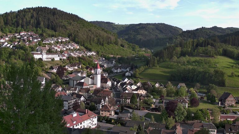 Dieses Bild zeigt eine Webcam-Aufnahme von Ottenhöfen, aufgenommen am Samstag, den 02.05.2026 um 19:20 Uhr