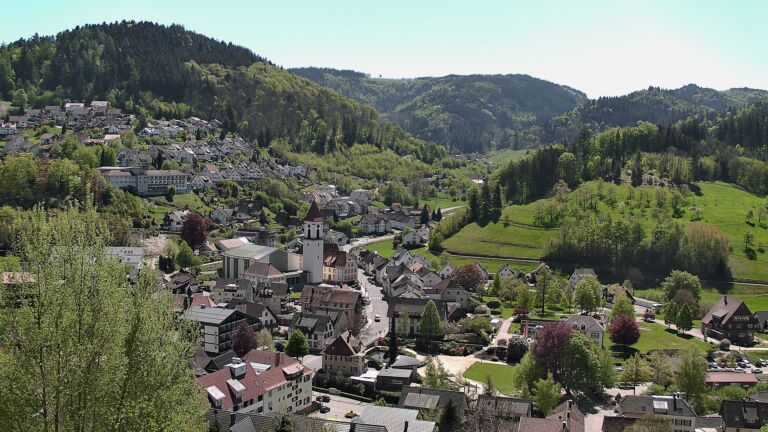 Dieses Bild zeigt eine Webcam-Aufnahme von Ottenhöfen, aufgenommen am Samstag, den 25.04.2026 um 13:10 Uhr