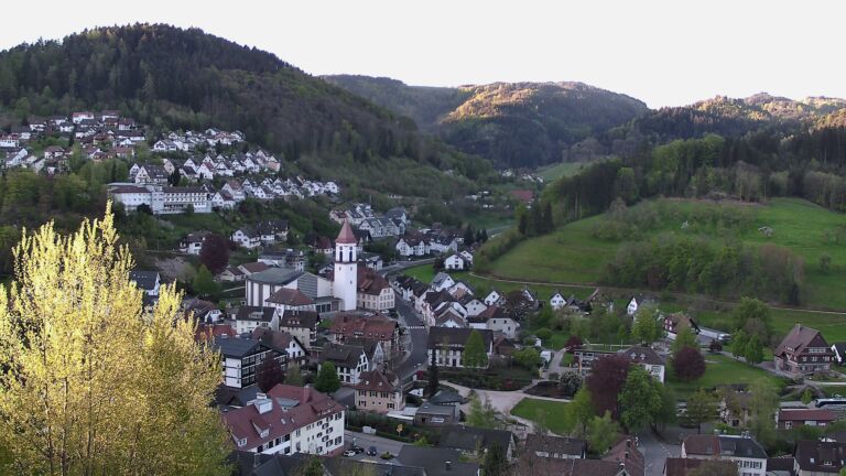 Dieses Bild zeigt eine Webcam-Aufnahme von Ottenhöfen, aufgenommen am Samstag, den 25.04.2026 um 07:10 Uhr