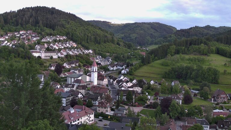 Dieses Bild zeigt eine Webcam-Aufnahme von Ottenhöfen, aufgenommen am Montag, den 18.05.2026 um 20:30 Uhr