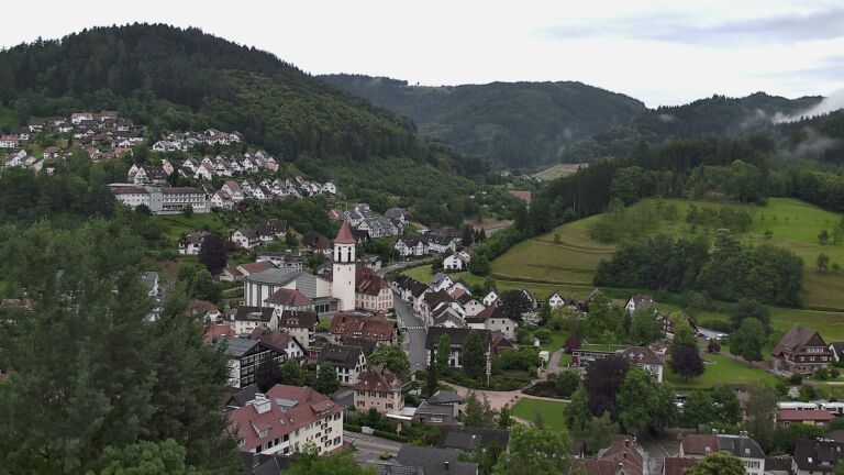 Dieses Bild zeigt eine Webcam-Aufnahme von Ottenhöfen, aufgenommen am Montag, den 08.06.2026 um 19:10 Uhr