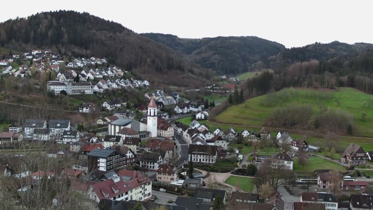 Dieses Bild zeigt eine Webcam-Aufnahme von Ottenhöfen, aufgenommen am Sonntag, den 05.04.2026 um 07:10 Uhr