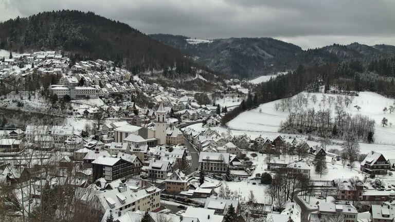 Dieses Bild zeigt eine Webcam-Aufnahme von Ottenhöfen, aufgenommen am Sonntag, den 04.01.2026 um 12:20 Uhr