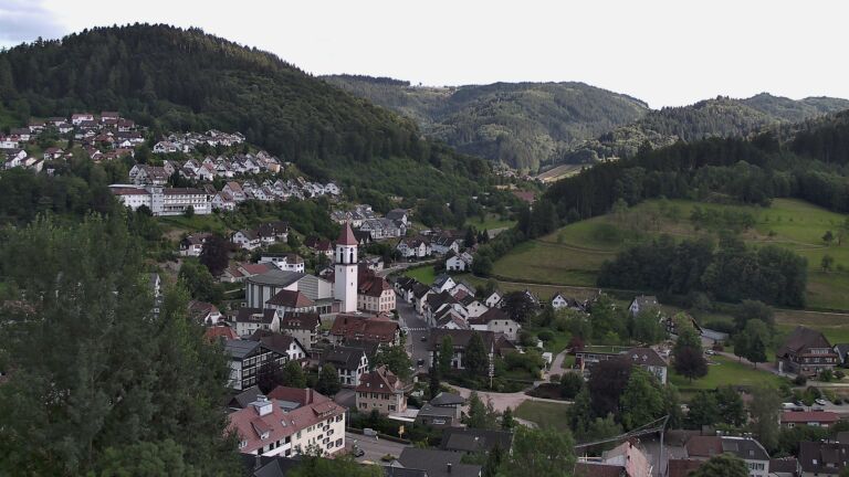 Dieses Bild zeigt eine Webcam-Aufnahme von Ottenhöfen, aufgenommen am Mittwoch, den 01.07.2026 um 18:10 Uhr
