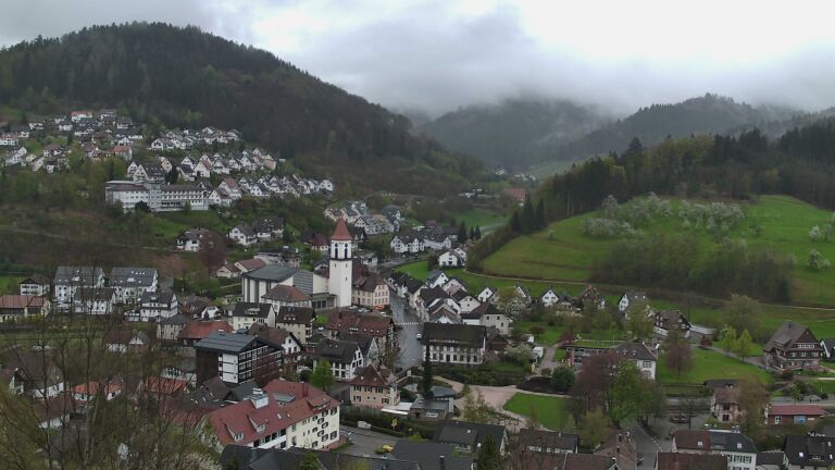 Dieses Bild zeigt eine Webcam-Aufnahme von Ottenhöfen, aufgenommen am Sonntag, den 12.04.2026 um 17:30 Uhr