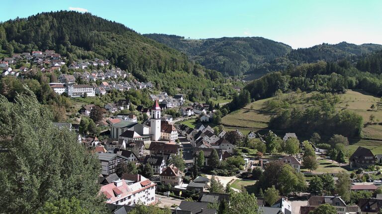 Dieses Bild zeigt eine Webcam-Aufnahme von Ottenhöfen, aufgenommen am Freitag, den 04.09.2026 um 16:00 Uhr