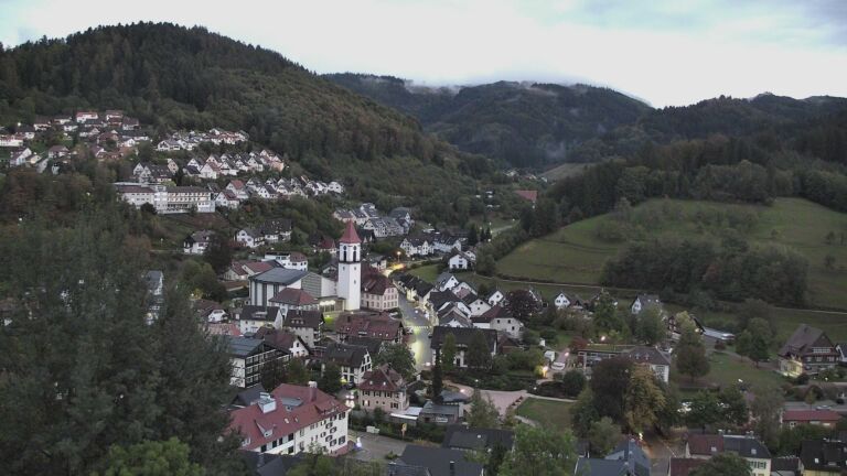 Dieses Bild zeigt eine Webcam-Aufnahme von Ottenhöfen, aufgenommen am Donnerstag, den 08.10.2026 um 19:10 Uhr
