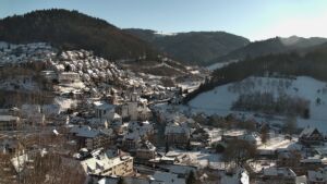 Dieses Bild zeigt eine Webcam-Aufnahme von Ottenhöfen, aufgenommen am Mittwoch, den 07.01.2026 um 14:20 Uhr