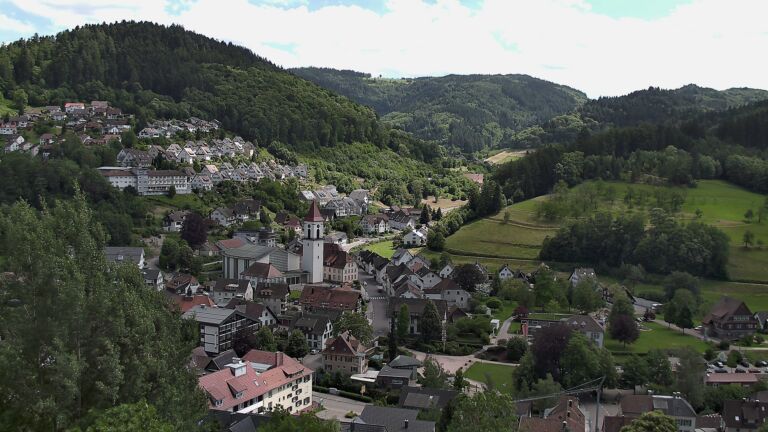 Dieses Bild zeigt eine Webcam-Aufnahme von Ottenhöfen, aufgenommen am Sonntag, den 14.06.2026 um 15:00 Uhr