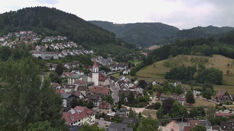 Dieses Bild zeigt eine Webcam-Aufnahme von Ottenhöfen, aufgenommen am Samstag, den 18.07.2026 um 13:30 Uhr