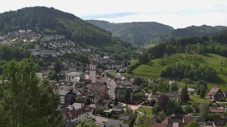 Dieses Bild zeigt eine Webcam-Aufnahme von Ottenhöfen, aufgenommen am Sonntag, den 10.05.2026 um 10:50 Uhr