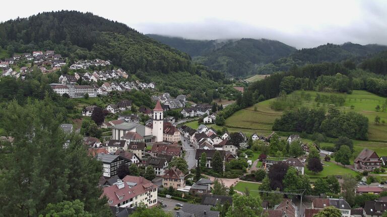 Dieses Bild zeigt eine Webcam-Aufnahme von Ottenhöfen, aufgenommen am Freitag, den 12.06.2026 um 18:00 Uhr