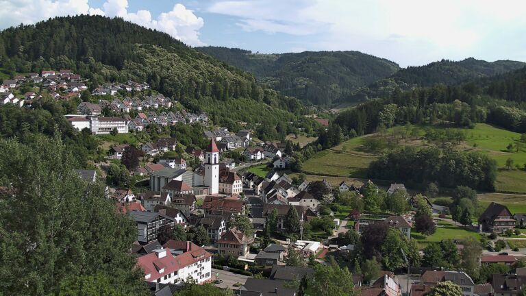 Dieses Bild zeigt eine Webcam-Aufnahme von Ottenhöfen, aufgenommen am Freitag, den 19.06.2026 um 17:30 Uhr