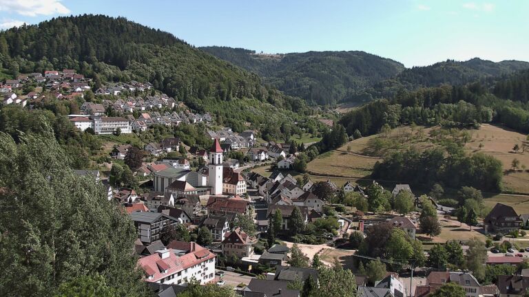 Dieses Bild zeigt eine Webcam-Aufnahme von Ottenhöfen, aufgenommen am Freitag, den 07.08.2026 um 16:20 Uhr