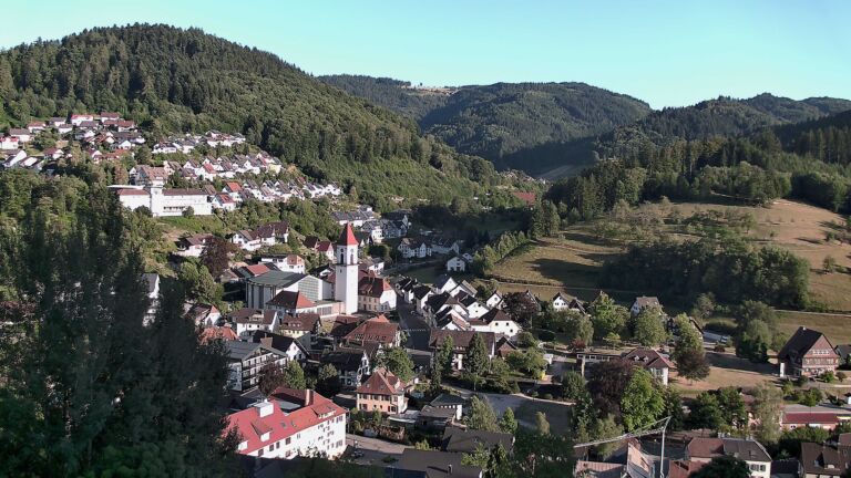 Dieses Bild zeigt eine Webcam-Aufnahme von Ottenhöfen, aufgenommen am Dienstag, den 28.07.2026 um 19:30 Uhr