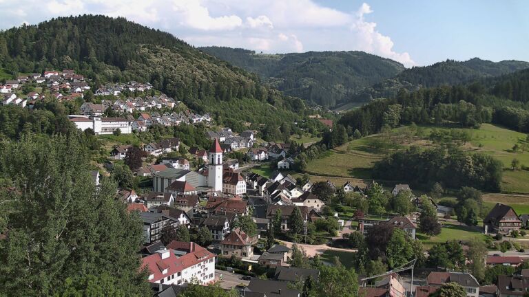Dieses Bild zeigt eine Webcam-Aufnahme von Ottenhöfen, aufgenommen am Samstag, den 27.06.2026 um 18:20 Uhr