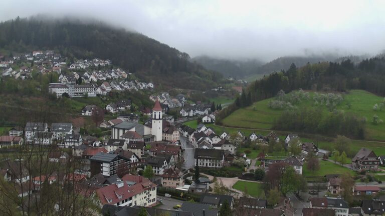 Dieses Bild zeigt eine Webcam-Aufnahme von Ottenhöfen, aufgenommen am Sonntag, den 12.04.2026 um 19:20 Uhr