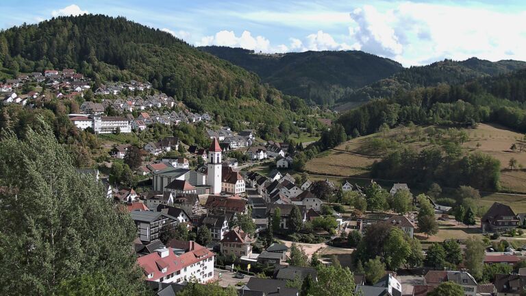 Dieses Bild zeigt eine Webcam-Aufnahme von Ottenhöfen, aufgenommen am Samstag, den 22.08.2026 um 17:00 Uhr