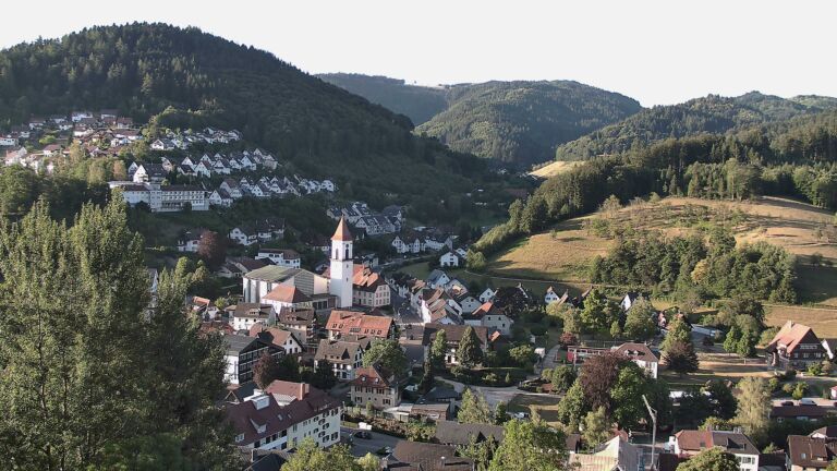 Dieses Bild zeigt eine Webcam-Aufnahme von Ottenhöfen, aufgenommen am Freitag, den 24.07.2026 um 07:20 Uhr
