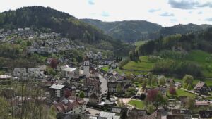 Dieses Bild zeigt eine Webcam-Aufnahme von Ottenhöfen, aufgenommen am Freitag, den 17.04.2026 um 12:10 Uhr