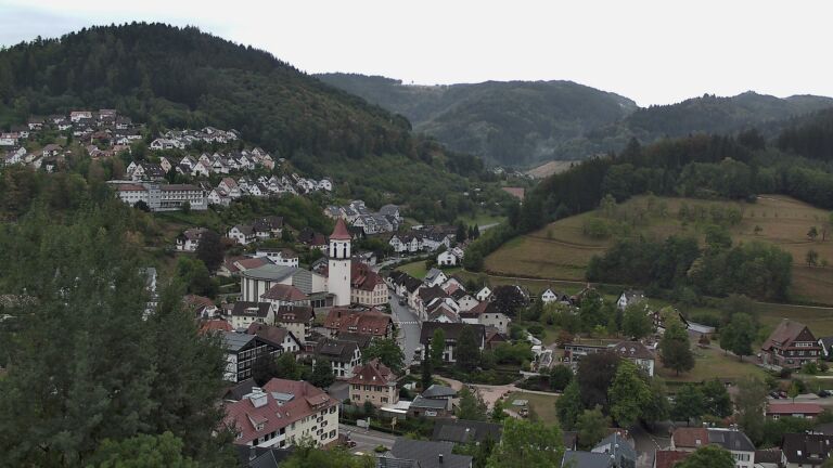 Dieses Bild zeigt eine Webcam-Aufnahme von Ottenhöfen, aufgenommen am Freitag, den 28.08.2026 um 12:00 Uhr
