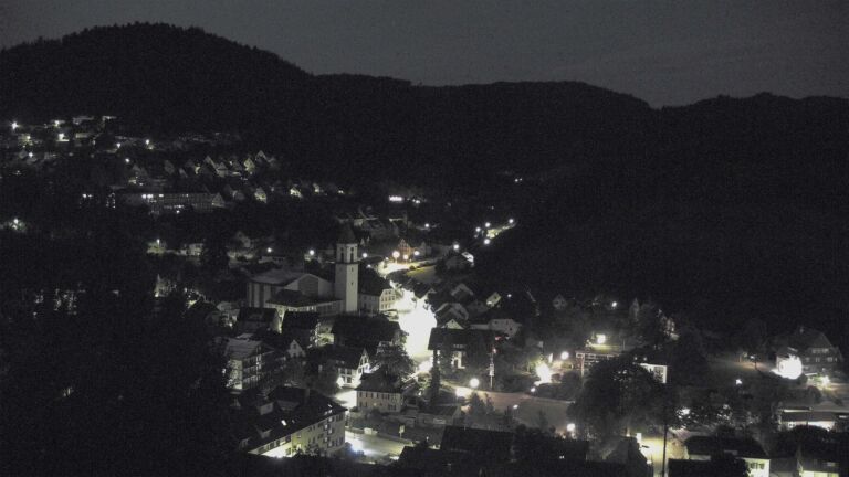 Dieses Bild zeigt eine Webcam-Aufnahme von Ottenhöfen, aufgenommen am Montag, den 06.07.2026 um 04:00 Uhr