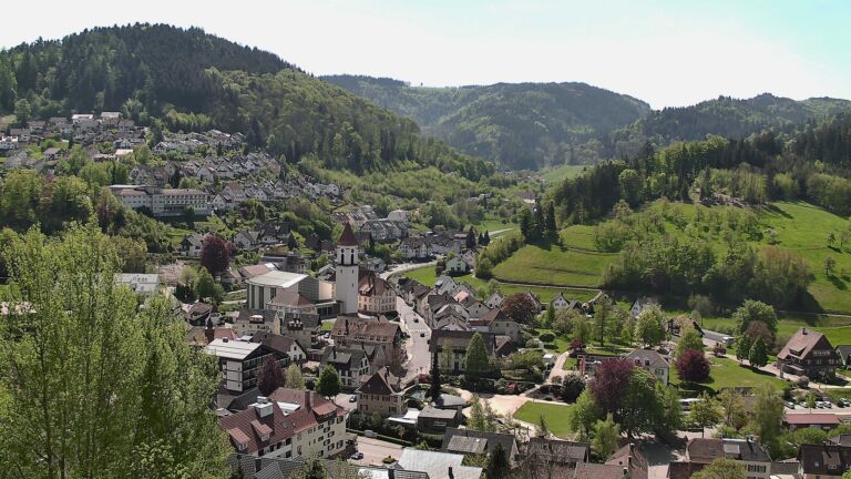 Dieses Bild zeigt eine Webcam-Aufnahme von Ottenhöfen, aufgenommen am Montag, den 27.04.2026 um 12:10 Uhr