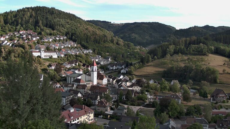 Dieses Bild zeigt eine Webcam-Aufnahme von Ottenhöfen, aufgenommen am Sonntag, den 23.08.2026 um 18:20 Uhr
