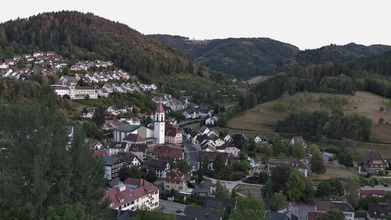 Dieses Bild zeigt eine Webcam-Aufnahme von Ottenhöfen, aufgenommen am Sonntag, den 23.08.2026 um 20:10 Uhr