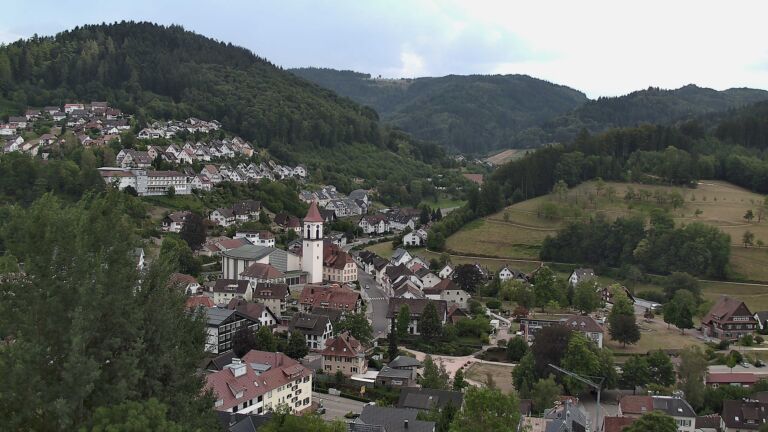 Dieses Bild zeigt eine Webcam-Aufnahme von Ottenhöfen, aufgenommen am Dienstag, den 04.08.2026 um 16:50 Uhr