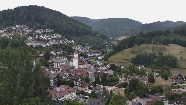 Dieses Bild zeigt eine Webcam-Aufnahme von Ottenhöfen, aufgenommen am Montag, den 03.08.2026 um 07:30 Uhr