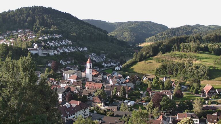 Dieses Bild zeigt eine Webcam-Aufnahme von Ottenhöfen, aufgenommen am Freitag, den 19.06.2026 um 07:00 Uhr