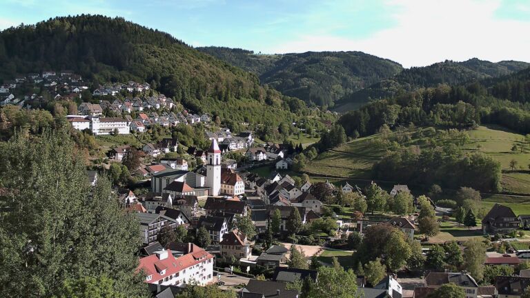 Dieses Bild zeigt eine Webcam-Aufnahme von Ottenhöfen, aufgenommen am Montag, den 14.09.2026 um 17:00 Uhr