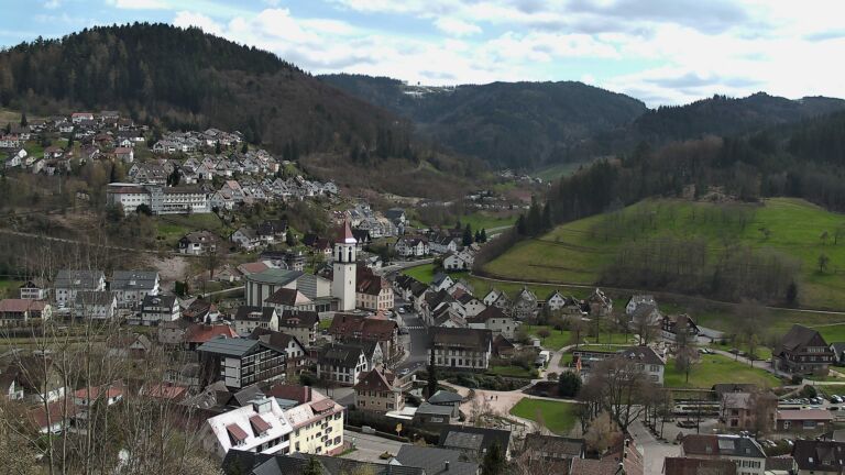 Dieses Bild zeigt eine Webcam-Aufnahme von Ottenhöfen, aufgenommen am Freitag, den 03.04.2026 um 15:30 Uhr