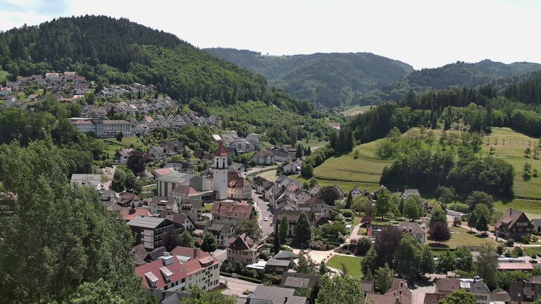 Dieses Bild zeigt eine Webcam-Aufnahme von Ottenhöfen, aufgenommen am Mittwoch, den 27.05.2026 um 13:40 Uhr