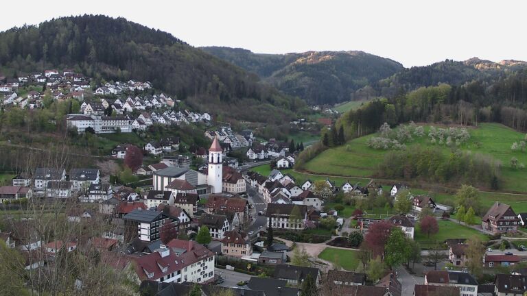 Dieses Bild zeigt eine Webcam-Aufnahme von Ottenhöfen, aufgenommen am Freitag, den 17.04.2026 um 07:10 Uhr