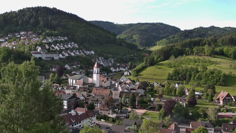 Dieses Bild zeigt eine Webcam-Aufnahme von Ottenhöfen, aufgenommen am Sonntag, den 17.05.2026 um 08:00 Uhr