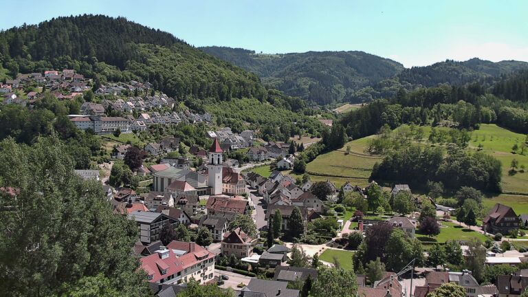 Dieses Bild zeigt eine Webcam-Aufnahme von Ottenhöfen, aufgenommen am Montag, den 15.06.2026 um 14:30 Uhr