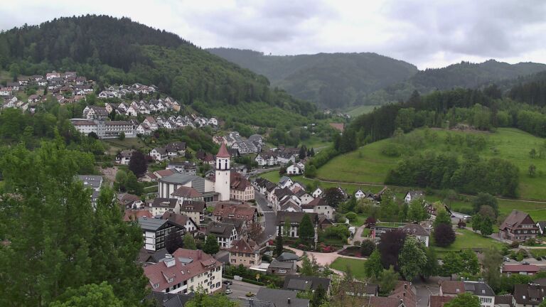Dieses Bild zeigt eine Webcam-Aufnahme von Ottenhöfen, aufgenommen am Dienstag, den 05.05.2026 um 13:00 Uhr