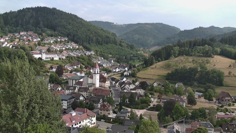 Dieses Bild zeigt eine Webcam-Aufnahme von Ottenhöfen, aufgenommen am Freitag, den 31.07.2026 um 17:30 Uhr