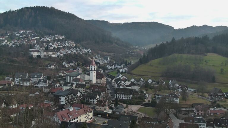 Dieses Bild zeigt eine Webcam-Aufnahme von Ottenhöfen, aufgenommen am Sonntag, den 01.02.2026 um 17:00 Uhr