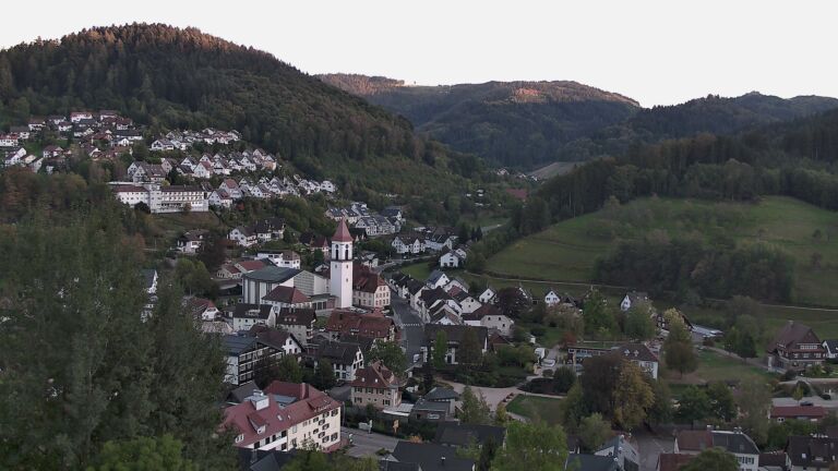 Dieses Bild zeigt eine Webcam-Aufnahme von Ottenhöfen, aufgenommen am Montag, den 05.10.2026 um 18:30 Uhr